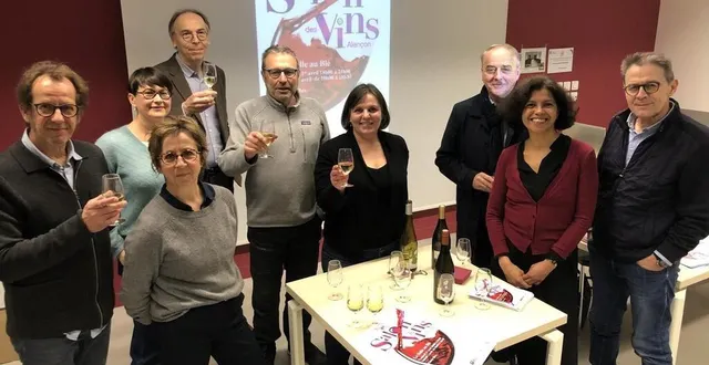 photo  une partie des membres de l’association vins & plus qui organise le salon des vins à alençon.  &copy;  ouest-france 