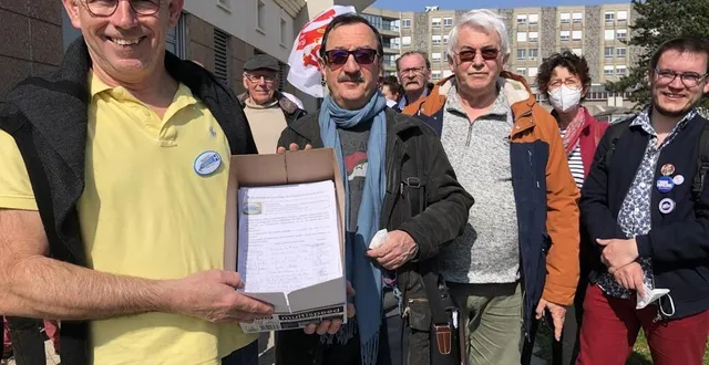 photo  philippe keravec (à gauche) et des membres du collectif ont remis les 10 000 pétitions collectées depuis 2019.  &copy;  ouest-france 