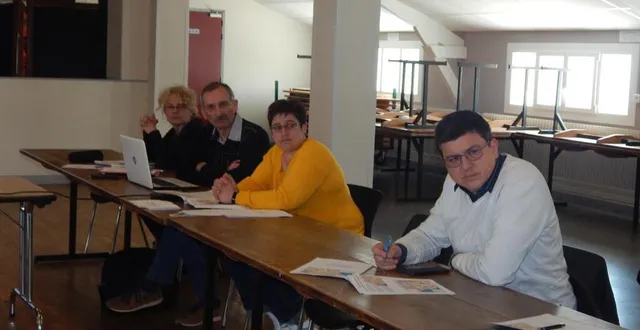 photo  en présence d’élus de communes environnantes, jean-luc poupon, directeur de la mfr, a proposé une présentation de l’agrotourisme.  &copy;  le maine libre 