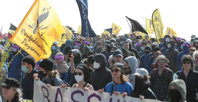 photo  dans le cadre d’un printemps maraîchin annoncé de longue date, des milliers de manifestants se sont retrouvés hier à la rochénard. la grand-messe des anti-bassines se poursuit ce dimanche.  &copy;  co - benoit felace 