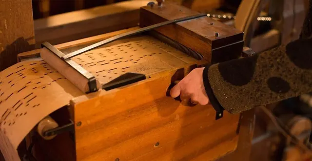photo  le musée de dollon (sarthe) compte plusieurs dizaines de cartons perforés pour ses instruments  &copy;  solenn delhaye-boloh 