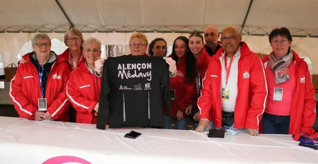 photo  l’équipe de bénévoles en charge de la distribution des maillots était à pied d’œuvre, samedi 26 mars 2022, veille du départ de la 49e course alençon – médavy.  &copy;  ouest-france 