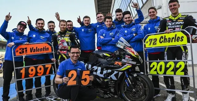 photo  photo de famille de la promo 2022 du junior team le mans sud, qui fête son 25e anniversaire, avec les mécaniciens et pilotes (valentin debise – charles cortot) de l’équipe de damien saulnier.  &copy;   le maine libre – denis lambert 