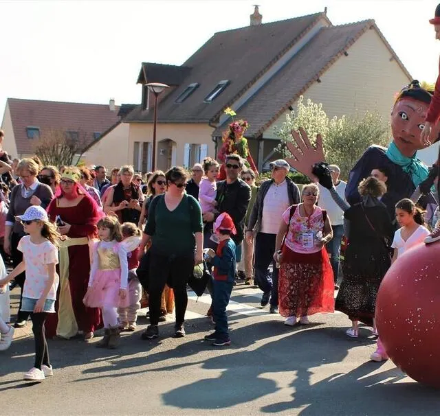 photo circassiens et fanfare de rue fermaient la troupe bruyante et colorée.  ©  ouest-france