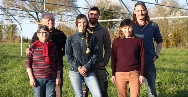 photo  les trois générations réunies sous la serre destinée au maraîchage : de gauche à droite, les grands-parents janine et henri leray, sarah pétreault et son compagnon killian conesa, et les parents nathalie et david pétreault.  &copy;  ouest-france 