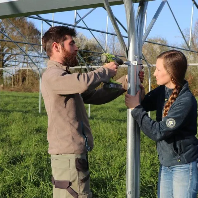 photo killian conesa et sarah pétreault passent de nombreuses heures à monter la serre. bientôt, ils la bâcheront.  ©  ouest-france