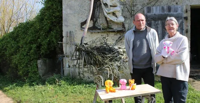 photo  sophie et alain bouvet, devant leurs réalisations d’art, les figurines et une autruche, qui a valu à  alain le prix louis-derbré.  &copy;  le maine libre 
