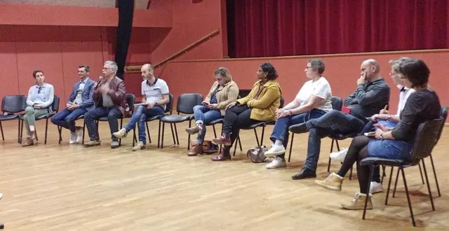 photo  la municipalité et les associations répondant aux interrogations des volontaires, vendredi soir.  &copy;  ouest-france 