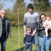 photo  lennie, ses parents et son grand frère, vont regarder « leur » arbre pousserces prochaines années. 
