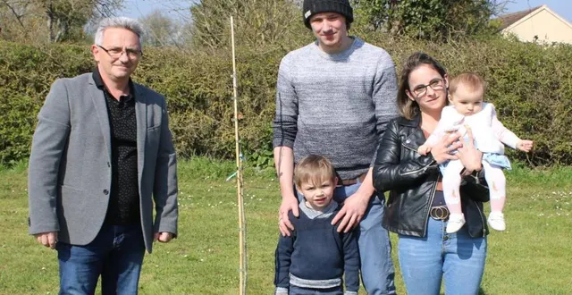 photo  lennie, ses parents et son grand frère, vont regarder « leur » arbre pousserces prochaines années.  &copy;  ouest-france 
