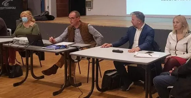 photo  david chollet, le maire de souligné-sous-ballon, et éric bourge, maire de la guierche, se sont réunis jeudi pour préparer la venue de familles ukrainiennes dans le village.  &copy;  ouest-france 