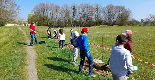 photo  les élèves se sont investis dans la plantation des arbustes.  &copy;  le maine libre 