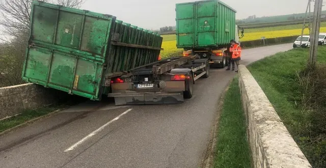 photo  la remorque s’est renversée sur le pont de macé qui surplombe la ligne paris-granville.  &copy;  ouest-france 