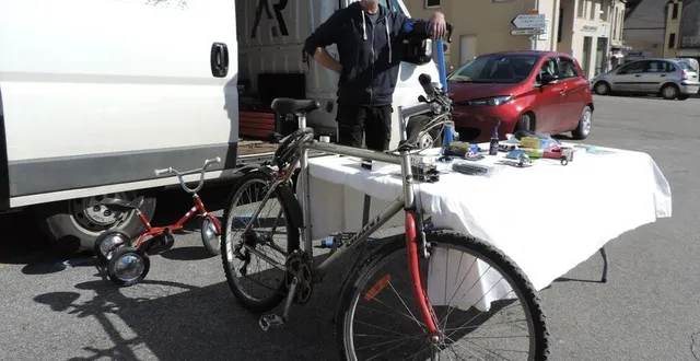 photo  sur le marché du lundi à rémalard, nicolas est présent en alternance avec julien qui affûte les couteaux et les outils  &copy;  ouest-france 