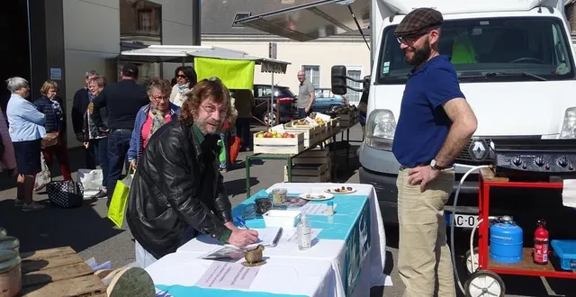 photo  un habitant de pruillé-l’éguillé passe commande auprès d’un éleveur d’ovins de saint-mars-d’outillé.  &copy;  le maine libre 