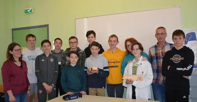 photo  onze élèves de 3e du collège dolto fabriquent deux véhicules pour le concours « course en cours ».  &copy;  ouest-france 