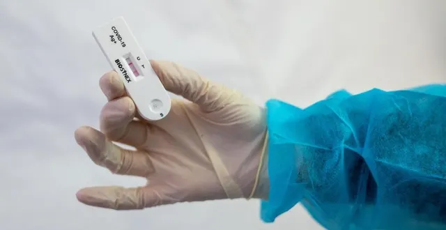photo  un soignant en train de tenir un test antigénique covid-19. photo d’illustration.  &copy;  martin roche 