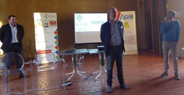 photo  olivier mauraisin, vice-président de la communauté de communes, loïc richert et javier bernard présentent les espaces de coworking.  &copy;  le maine libre 