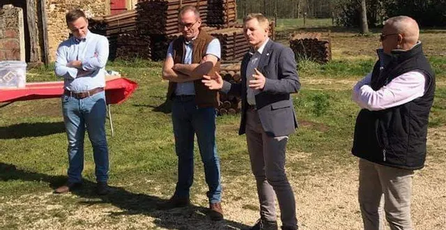 photo  mercredi dernier, david chollet, le maire, olivier lebert, le président de la chambre d’agriculture, accompagné d’élus, d’agriculteurs et de techniciens, ont planté une haie bocagère route de courcebœufs.  &copy;  ouest-france 