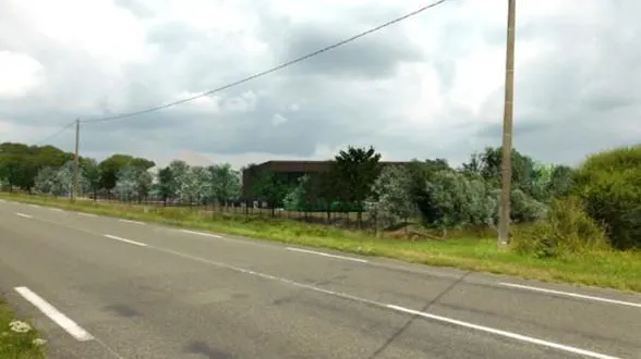 photo  les porteurs de projets prévoient l’implantation d’arbres pour dissimuler la vue depuis la route.  &copy;  belenergia 
