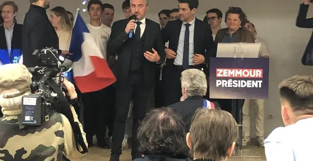 photo  stéphane ravier et sébastien pilard sur la scène de la salle de mareil-sur-loir.  &copy;  le maine libre 