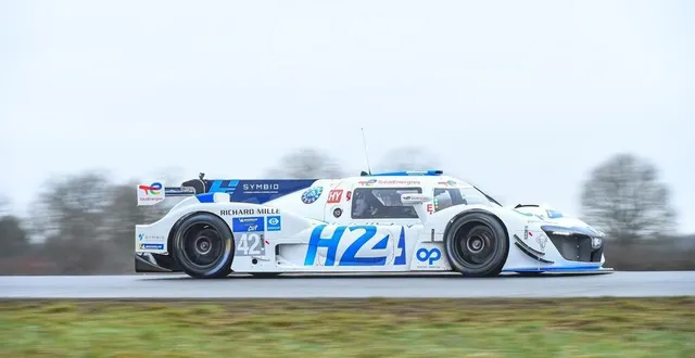 photo  mariya gabriel va découvrir le prototype à hydrogène de l’aco.  &copy;  thierry gromik / mission h24 