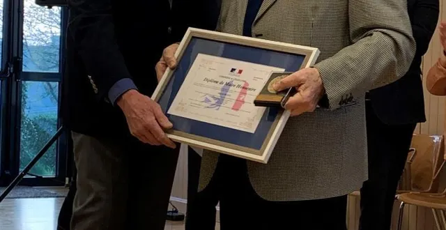 photo  l’ancien maire, marcel riant (à droite) félicité par le maire actuel, christian leloup.  &copy;  ouest-france 