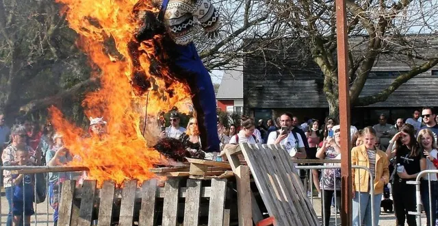 photo  monsieur carnaval n’a pas échappé à la sentence, devant de nombreux badauds.  &copy;  le maine libre 
