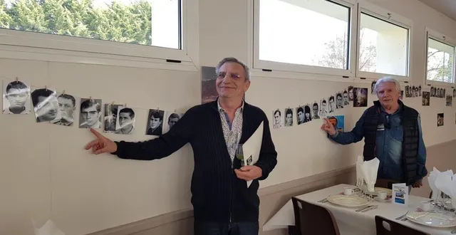 photo  les participants retrouvent en riant les photos de leurs jeunes années.  &copy;  le maine libre 