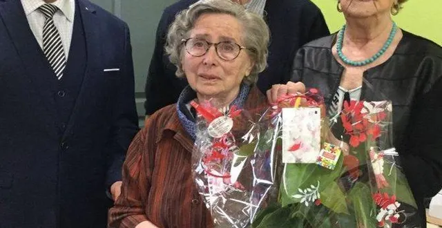 photo  autour de suzanne trémier, très émue par l’hommage qui lui a été rendu.  &copy;  ouest-france 