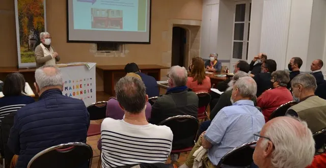 photo  debout à gauche, brigitte hérisson, qui a commenté le déroulé de l’assemblée générale en projection vidéo.  &copy;  ouest-france 