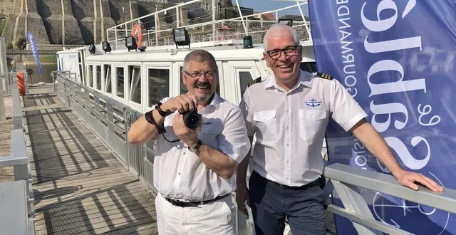 photo  michel lhérault, le président de l’association a2p72, aux côtés de geoffrey boureau, capitaine et gérant du bateau-restaurant le sablésien ii, samedi 26 mars 2022, à sablé-sur-sarthe.  &copy;  ouest-france 