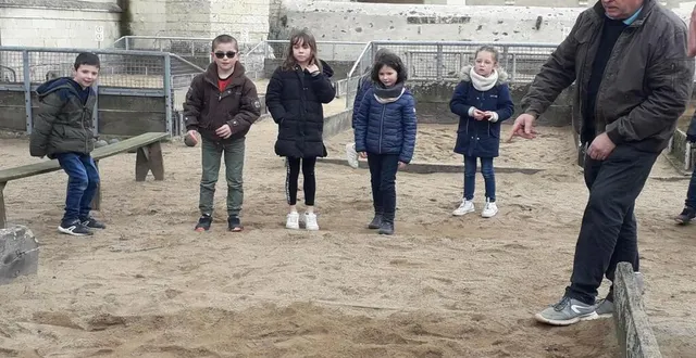 photo  les enfants de l’école de botz-en-mauges à la découverte de la boule de sable : « ouh ! qu’elles sont lourdes ces boules ! »  &copy;  ouest-france 