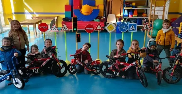 photo  les élèves présentent leurs cadeaux, un matériel qui complète la panoplie déjà existante sur l’école  &copy;  le maine libre 