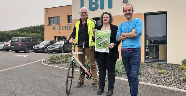photo  michel briffault, maire de coulans-sur-gée ; mélanie cosnier, maire de souvigné-sur-sarthe, et anthony mussard, maire de loué, ont présenté l’étude sur le vélo lancée à partir du 1er avril 2022 dans le pays vallée de la sarthe.  &copy;  ouest-france 
