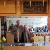 photo  bob et shirley, du réveillon jazz café, ici derrière leur célèbre bar, organisent un dernier bbq bœuf ou jam session, dimanche 3 avril, dès 12 h 30. 