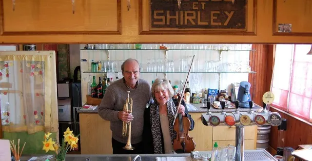 photo  bob et shirley, du réveillon jazz café, ici derrière leur célèbre bar, organisent un dernier bbq bœuf ou jam session, dimanche 3 avril, dès 12 h 30.  &copy;  dr 