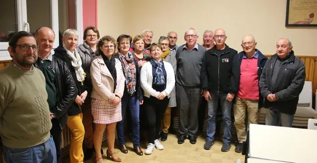 photo  alain lepinay, 4e à d., entouré des membres de l’association.  &copy;  le maine libre 