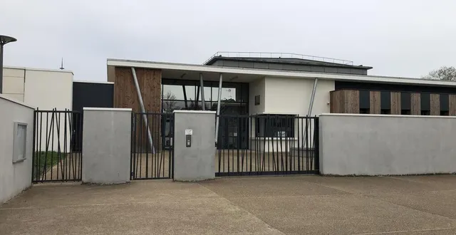 photo  les portes du collège simone-veil vont rester closes le jeudi 7 avril 2022 en raison de la présence du circuit de la sarthe pays de la loire dans le quartier.  &copy;  ouest-france 