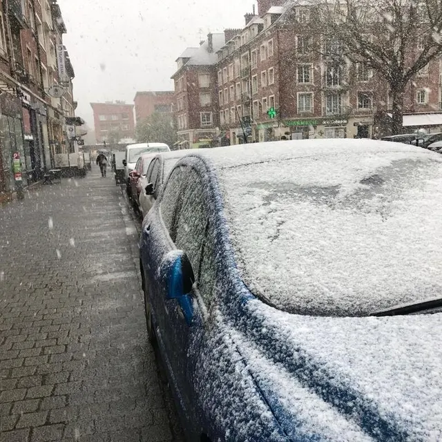 photo aux alentours de 12 h 30 ce jeudi, dans le centre-ville de lisieux, la neige ne tient pas encore au sol mais elle tient sur les voitures.  ©  ouest-france.