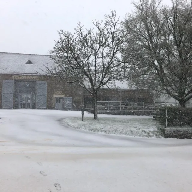 photo la maison du parc normandie-maine sous la neige à carrouges (orne).  ©  ouest-france