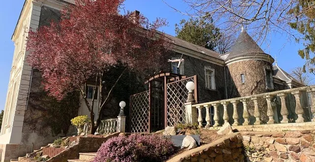 photo  la façade arrière du château de montaupin, repris il y a un an par cynthia et fady fadel.  &copy;  ouest-france 