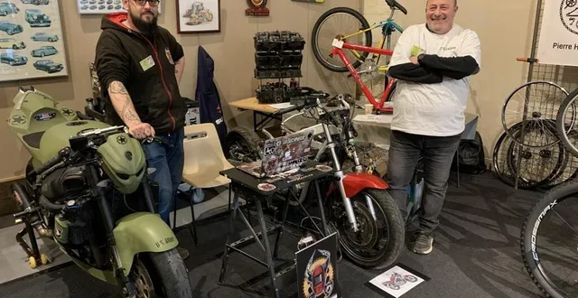photo  gaël desruelles, de welding street custom, qui répare les motos à la flèche et pierre houzé, à la tête d’un atelier de réparation et d’entretien de vélos à bazouges, font partie des nouveautés de cette quatrième édition du salon du savoir-faire de la flèche.  &copy;  le maine libre 
