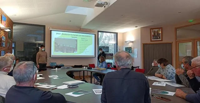 photo  clara, jules et clément, tous trois étudiants en bts dans un lycée de l’orne, ont restitué les résultats de leur travail sur l’étang de chédouet face aux élus et membres d’associations concernées. ce travail fera l’objet d’une épreuve orale.  &copy;  ouest-france 