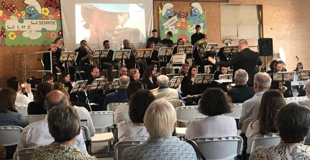 photo  le public a apprécié ce concert dont le thème était les musiques de films. ici, « enharmonie » accompagne à l’harmonica un extrait d’un célèbre film avec clint eastwood.  &copy;  le maine libre 
