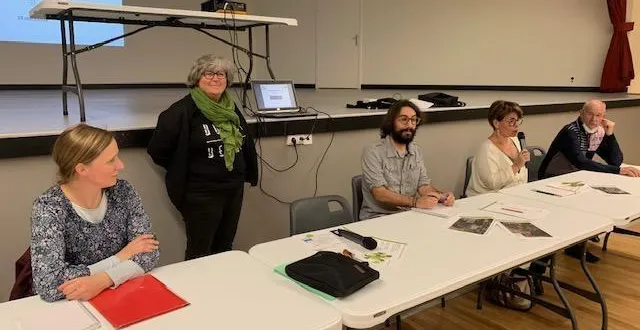 photo  florence pain (debout) a exposé le projet de boulevard nature à mulsanne.  &copy;  le maine libre 