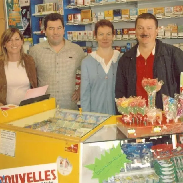 photo le couple vande de voorde aux côtés du couple lemaître lors du passage de relais au magasin en octobre 2006.  ©  franck van de voorde