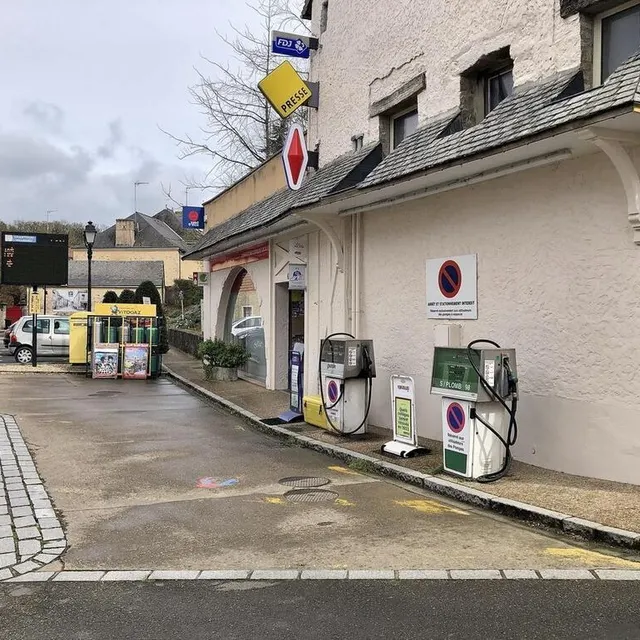 photo les deux pompes à essence sont toujours en service devant le magasin qui s’appellera désormais « la grange ».  ©  ouest-france