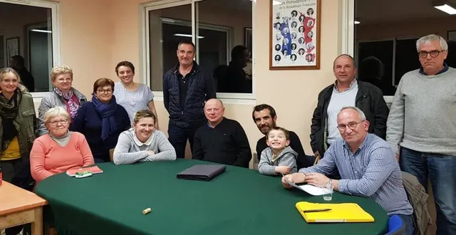 photo  l’équipe du comité des fêtes et le maire pascal champclou.  &copy;  le maine libre 