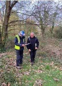 photo  étienne delobel et michel dian répertorient leurs observations destinées à constater l’évolution de la végétation liée au changement climatique.  &copy;  le maine libre 